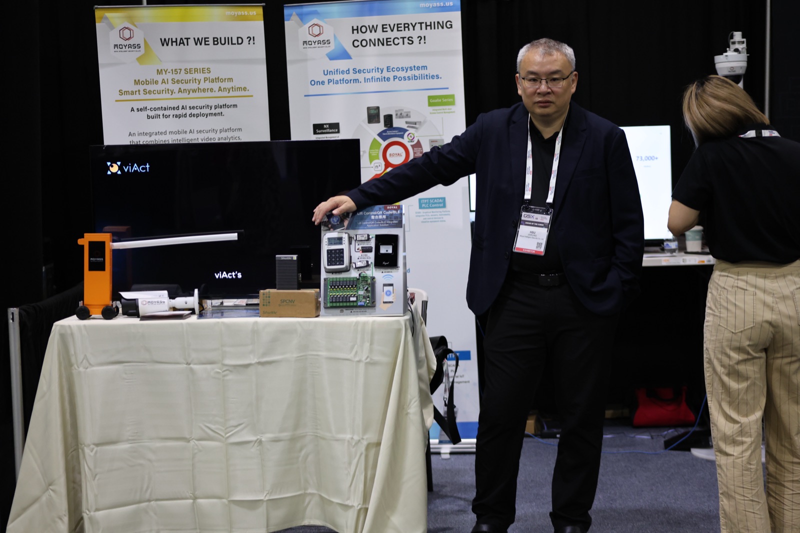 Integrante del equipo de MOYASS presentando hardware de control de acceso SOYAL en GSX 2026